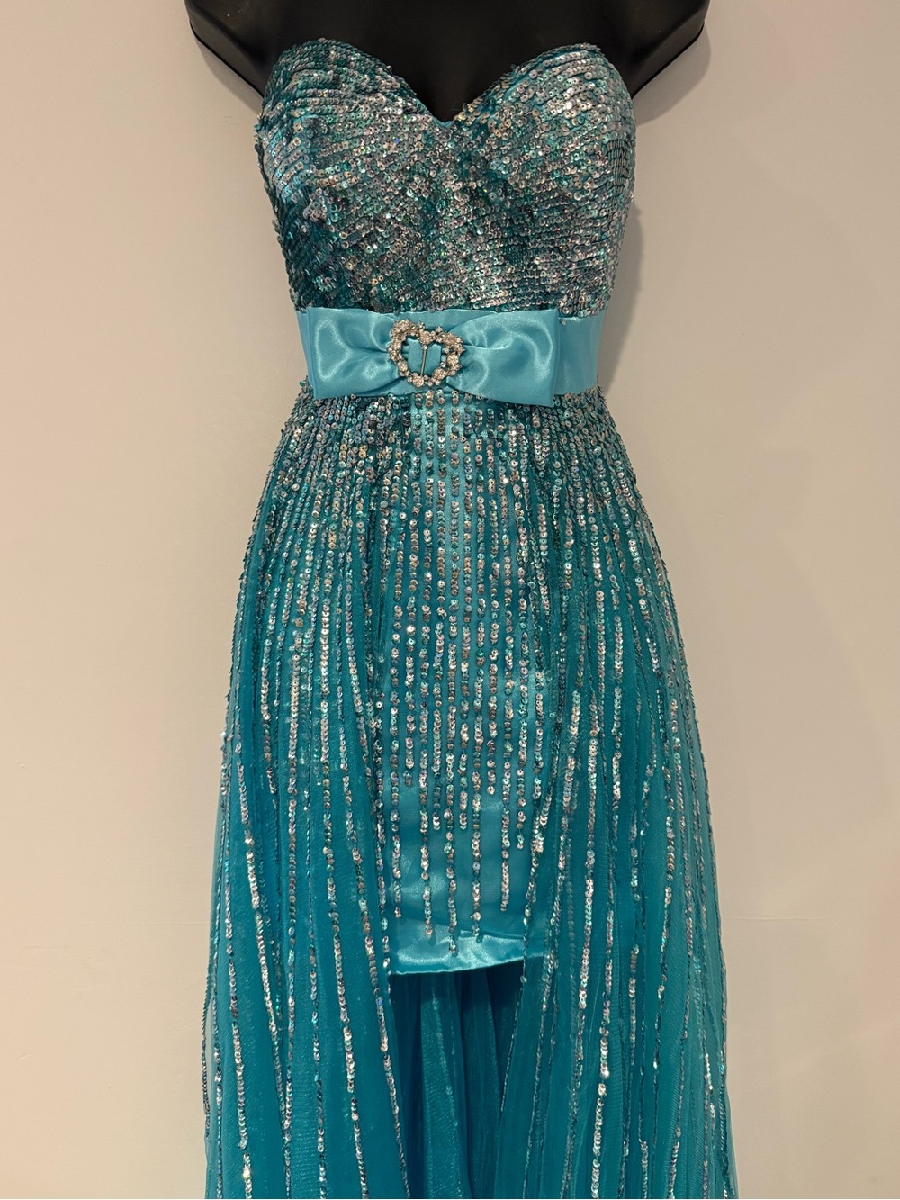 Gorgeous strapless blue gown